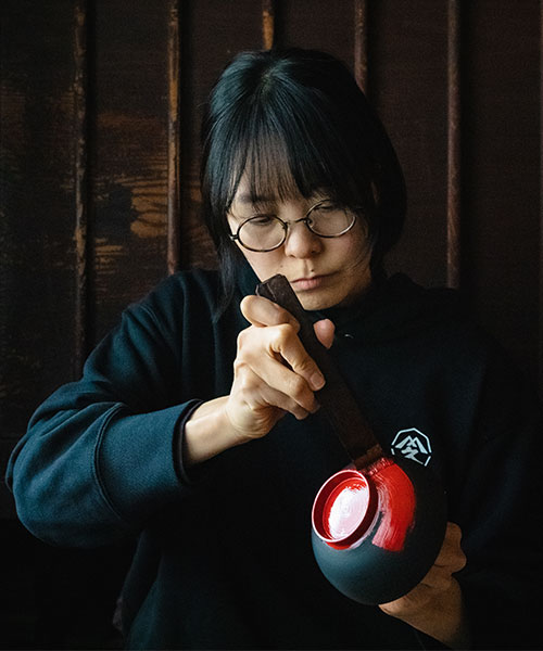 Craftswoman passing on traditions